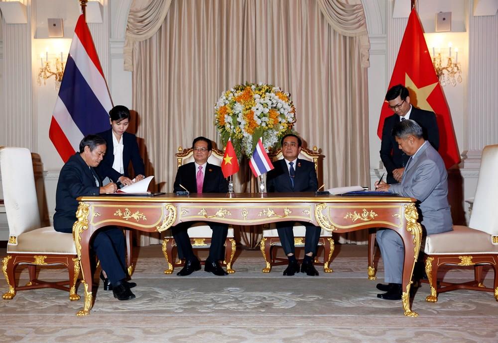The signing ceremony of the Memorandum of Understanding on cooperation between the Mekong Delta province of Long An and Thailand’s Trat province. To date, 16 Vietnam’s cities and provinces have had cooperation relations with Thailand’s northeastern provinces (Photo: VNA)