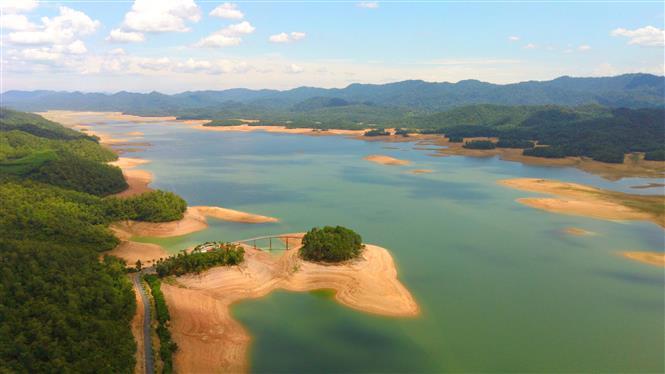Ke Go Lake is located in the area of 3 districts, namely Cam Xuyen, Ky Anh and Huong Khe in Ha Tinh province (Photo: VNA)
