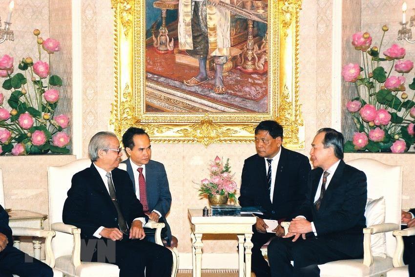 Prime Minister Anand Panyarachun (R) receives Chairman of the Council of Ministers Vo Van Kiet on his official visit to Thailand, Bangkok, October 28, 1991 (Photo: VNA)