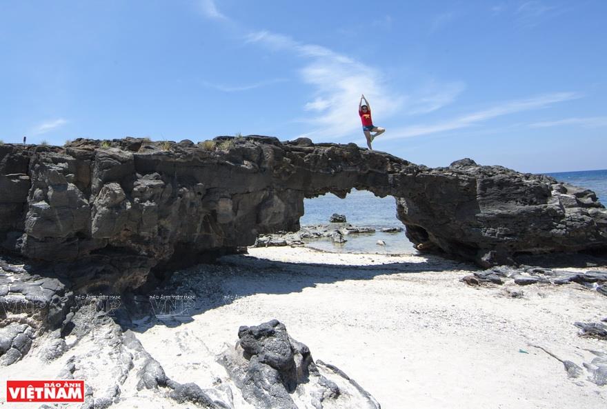 To Vo Arch is a 2.5m high rock gate formed by geological tectonics. It is an ideal venue to see sunset and take photos (Photo: VNA)