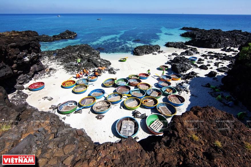 The white sandy beach on Dao Be (small island) lies by the side of arch cliffs shaped by volcanic sediments (Photo: VNA)