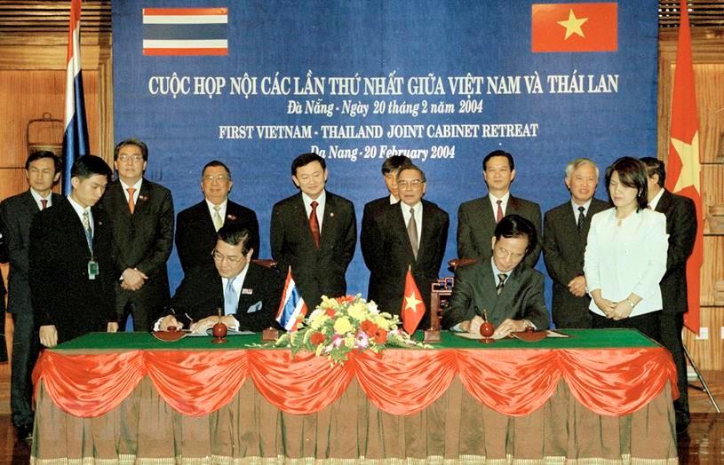 Vietnam and Thailand organise their first Joint Cabinet Retreat which raised their relations to a new level of development on February 20-21, 2004 in Da Nang, Vietnam. Prime Minister Phan Van Khai and his Thai counterpart Thaksin Shinawatra witness the signing of an agreement on technical cooperation between the two nations, Da Nang, February 20, 2004 (Photo: VNA)