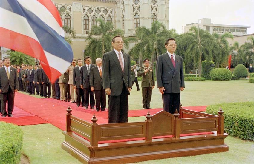 Thai Prime Minister Chuan Leekpai hosts a welcome ceremony for Prime Minister Phan Van Khai on his official visit to Thailand, May 9-12, 2000 (Photo: VNA)