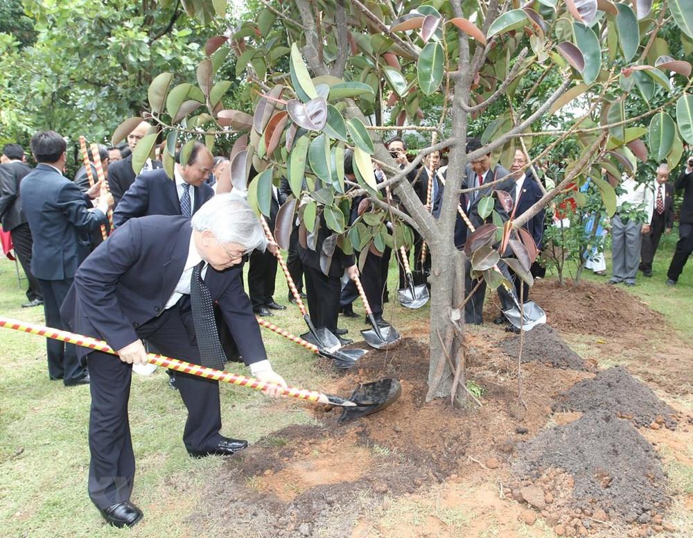 Party General Secretary Nguyen Phu Trong plants trees at the Thailand – Vietnam Friendship Village in Nakhon Phanom province during his official visit to Thailand, June 25-27, 2013 (Photo: VNA)