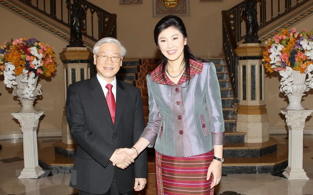 Thai Prime Minister Yingluck Shinawatra (R) greets Party General Secretary Nguyen Phu Trong during his official visit to Thailand from June 25-27, 2013. During the visit, Vietnam and Thailand officially lifted their relations to the Strategic Partnership (Photo: VNA)