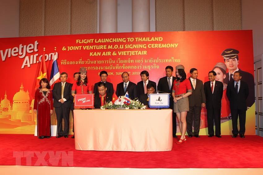 Deputy Prime Minister Nguyen Xuan Phuc attends a flight launching to Thailand and a Joint Venture MOU signing ceremony between Thailand’s Kan Air and Vietjet Air, June 26, 2013 (Photo: VNA)