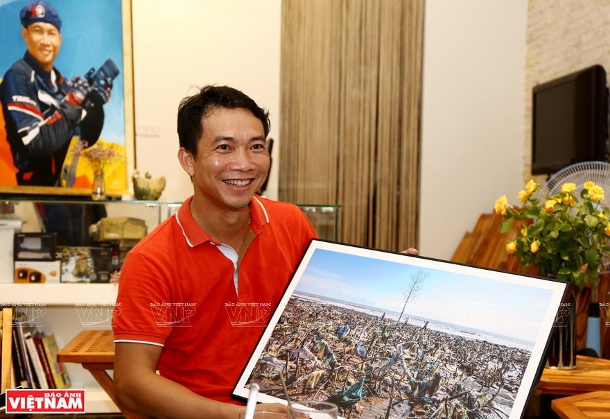 Nguyen Viet Hung has been working in photography for more than 20 years. He uses photos as a means to raise public awareness about the threat of plastic waste to the environment (Photo: VNA)