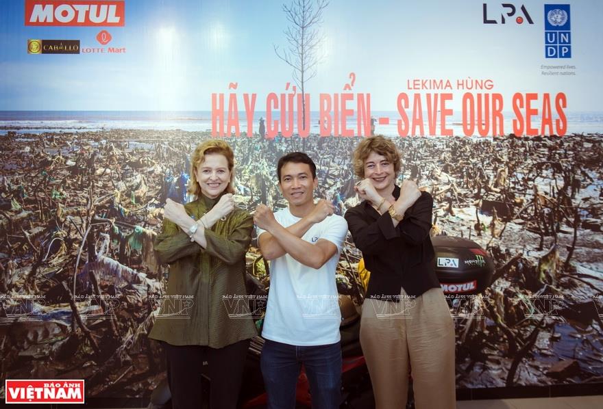 Hung, who was awarded the title of Ambassador of the Ocean by the Ministry of Natural Resources and Environment, expects to have other photo exhibitions to raise public awareness about this global issue (Photo: VNA)