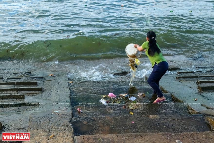 The photos, arranged according to topics, places and times, give an overall picture of plastic litter in the ocean in Vietnam (Photo: VNA)