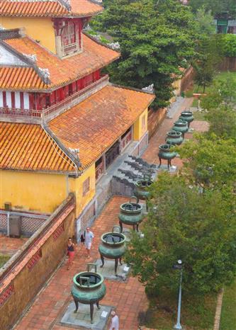 These urns are intricately carved with patterns and designs depicting the beauty of Vietnam (Photo: VNA)