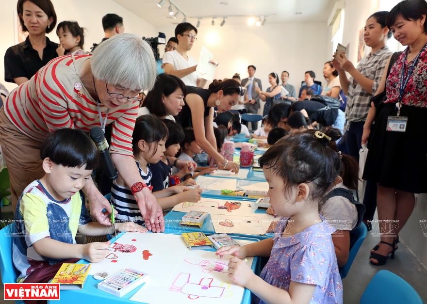 Hideko has recently come to Vietnam to introduce her books with a desire to inspire a love for picture books in Vietnamese children (Photo: VNA)