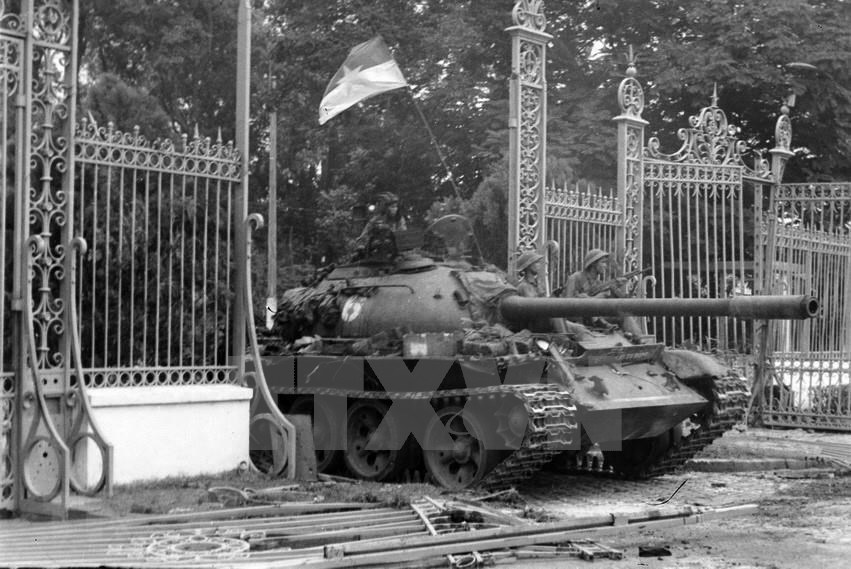 A liberation army tank crashes through the main gate, signaling the victory of liberation forces, marking the victorious end of the 30-year resistance war of the Vietnamese nation, Apr. 30, 1975 (Photo: VNA)