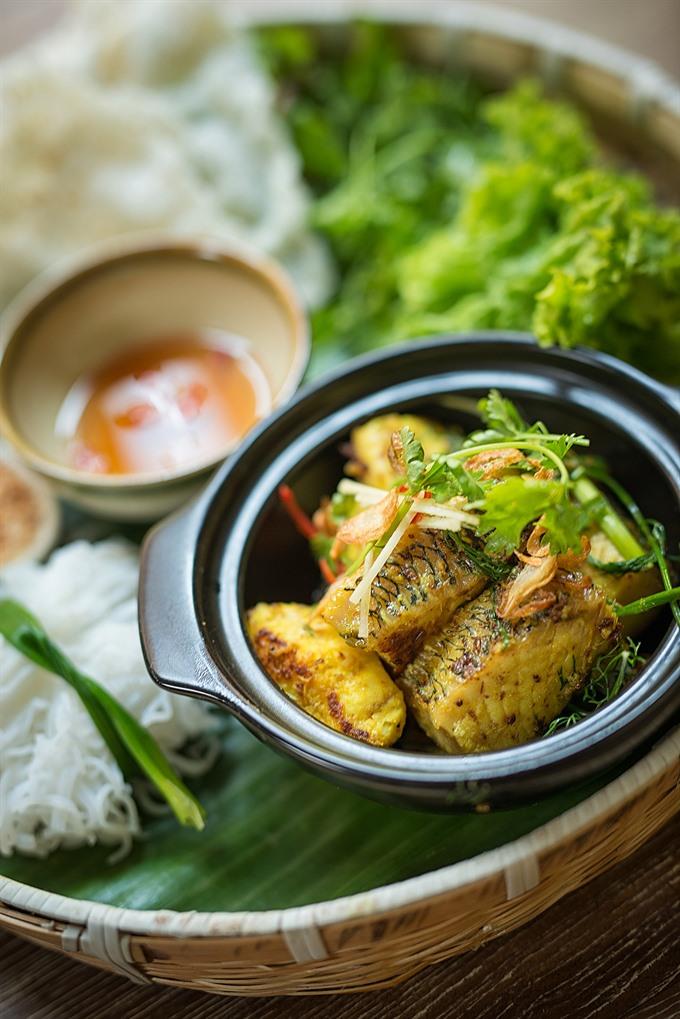 Cha ca is served hot with rice vermicelli, toasted peanuts and herbs, and a dipping sauce made from fish sauce, vinegar, salt, sugar, garlic and chili. The dipping sauce can also be made from fermented shrimp paste mixed with sugar and lemon juice (Photo: VNA)