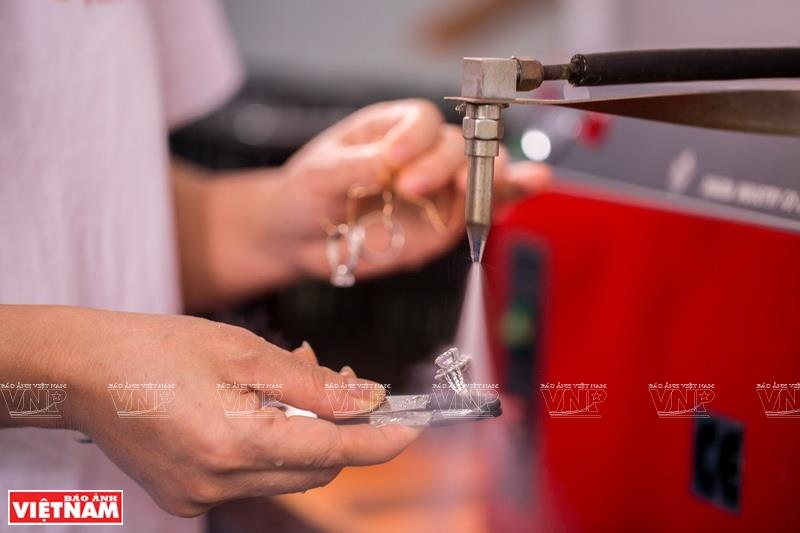 Phu Quy elegant jewelry is imprinted by the skillful hands of its jewelers (Photo: VNA)