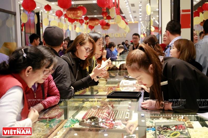 The group’s other jewelry, made from gold, silver, diamonds and gems, also have modern and distinctive designs which can please the choosiest customers, including foreigners (Photo: VNA)
