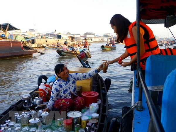 Touring these markets enables visitors to get a flavour of the local life and taste authentic Vietnamese cuisine (Photo: VNA)