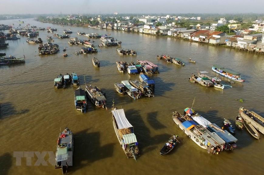 Cai Rang is the largest and most popular local floating market (Photo: VNA)