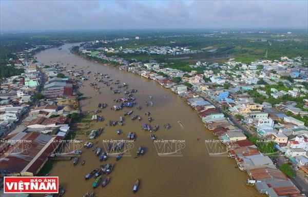 Can Tho lies at the intersection of many canals and river networks with a total length of 1,157 km, of which the Hau River is the largest passing through the city (Photo: VNA)