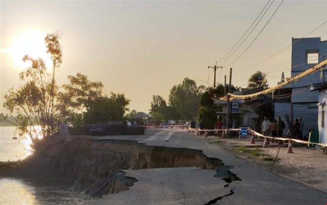 Another 30 metres along National Highway No 91 in Binh My commune, Chau Phu district, An Giang province are totally slid into the Hau River (Photo: VNA)
