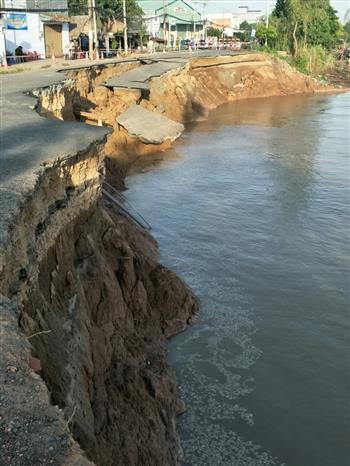 Previously, 85 metres along National Highway No 91 in Binh My commune, Chau Phu district, An Giang province were slid into the river (Photo: VNA)