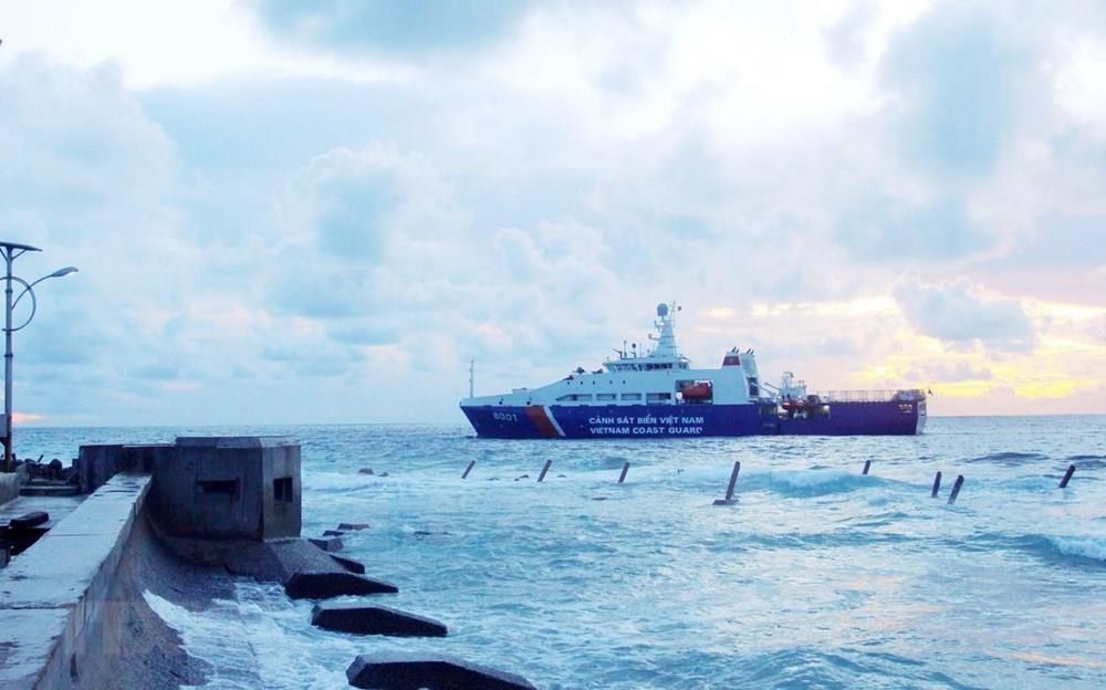 The Vietnam Coast Guard has always accomplished its mission successfully, hence maintaining a peaceful, cooperative and friendly environment in the East Sea (Photo: VNA)