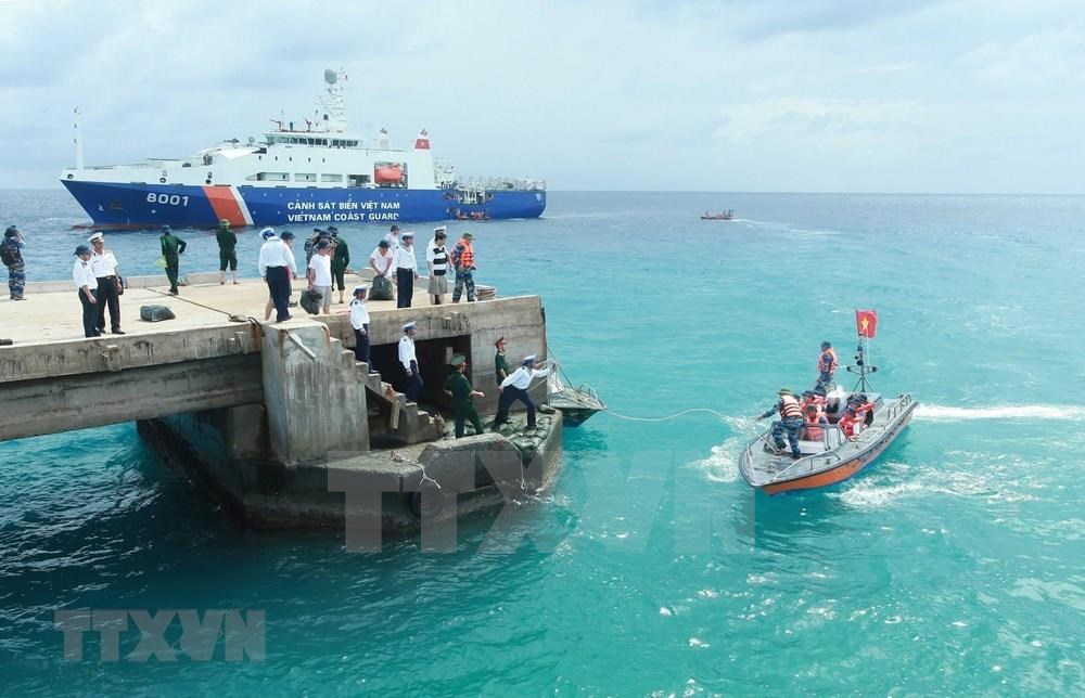 Coast Guard ship 8001 in a mission on Truong Sa archipelago in the south central province of Khanh Hoa (Photo: VNA)