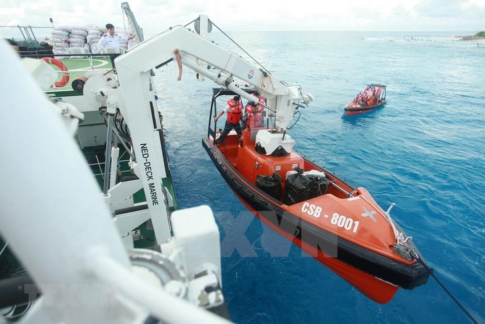 Coast Guard ship 8001 in a mission on DK1/15 platform area (Photo: VNA)