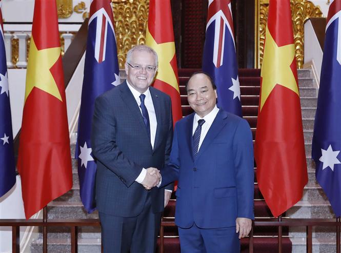 Prime Minister Nguyen Xuan Phuc (R) welcomes Australian Prime Minister Scott Morrison in Hanoi, August 23 (Photo: VNA)