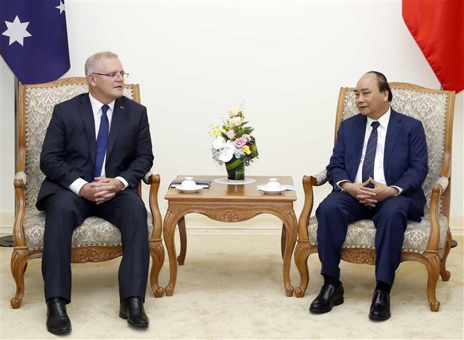 Prime Minister Nguyen Xuan Phuc (R) and his Australian counterpart Scott Morrison at a meeting prior to their talks (Photo: VNA)