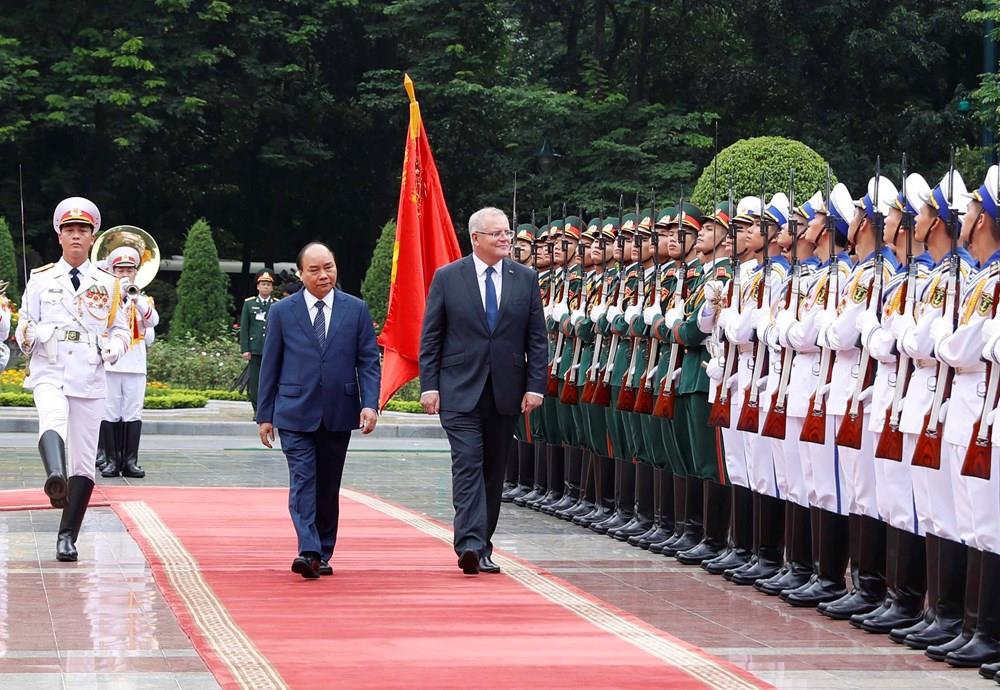 Prime Minister Nguyen Xuan Phuc and Australian Prime Minister Scott Morrison inspect honourary guard at the welcome ceremony (Photo: VNA)