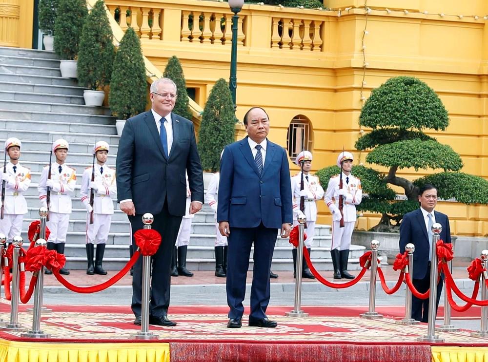 Prime Minister Nguyen Xuan Phuc and his Australian counterpart Scott Morrison at the welcome ceremony (Photo: VNA)