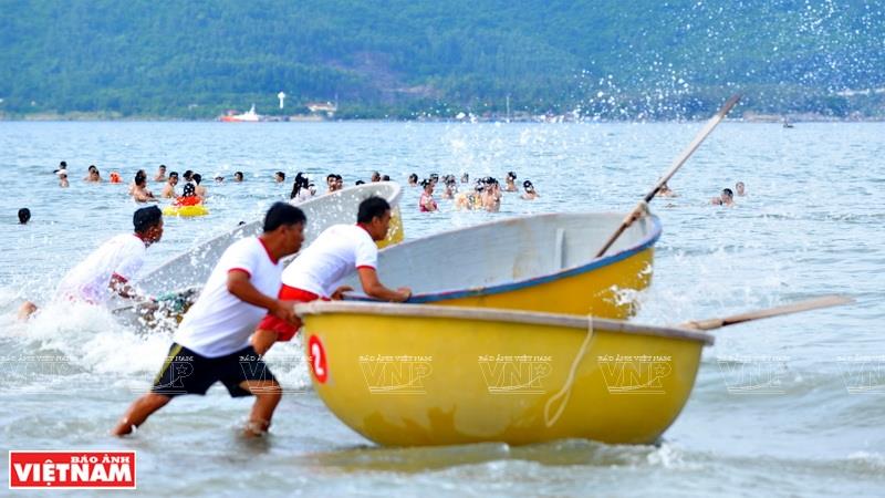 Basket boat racing on Pham Van Dong beach (Photo: VNA)