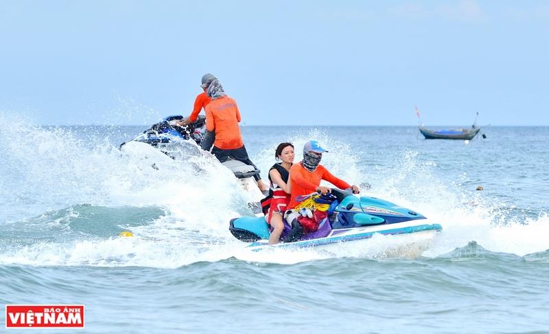 My Khe was voted for by Forbes because it met all the voting criteria, including convenient transport, a long and flat beach, favorable weather with the sun and wave conditions suitable for sports (Photo: VNA)