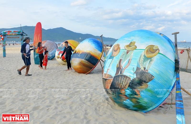 Works of art displayed on My Khe beach feature the local fishermen and their trade (Photo: VNA)