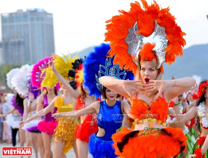 The first-ever bikini flashmob performance in Da Nang city