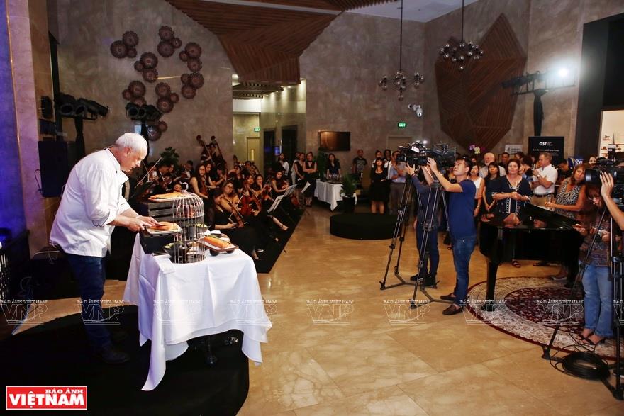 At the invitation of Paradise Vietnam, Burton-Race has come to Vietnam and will work here for five years. The chef is expected to create new dishes with European-Vietnamese mixed flavors as a way to introduce Vietnamese food to the world (Photo: VNA)