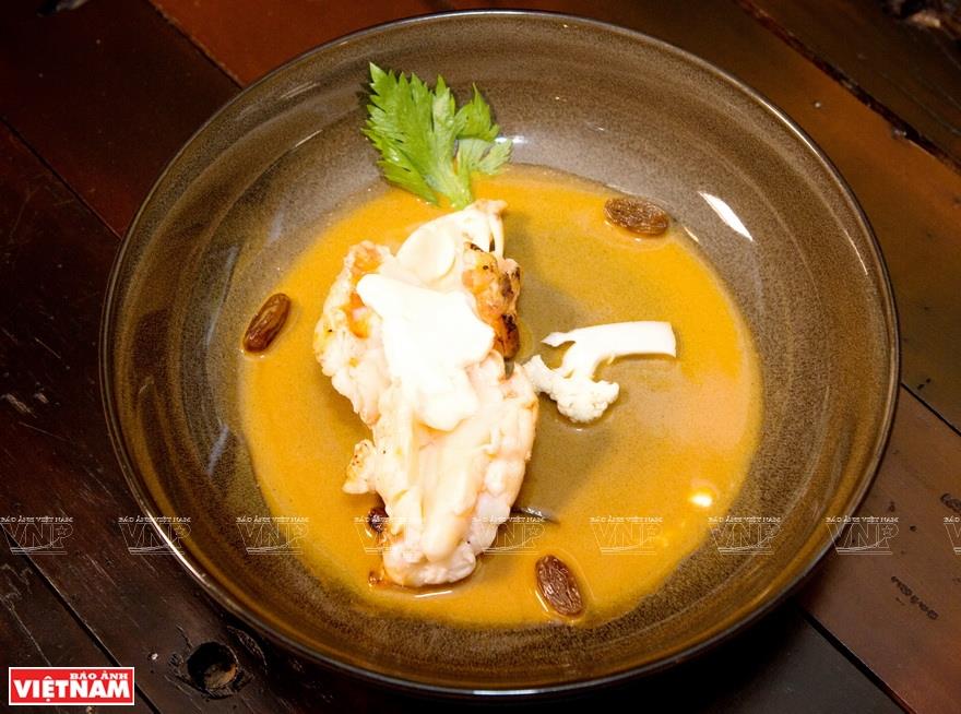 Rock lobster tail with cauliflower panna cotta, brown butter, rum and raisin (Photo: VNA)
