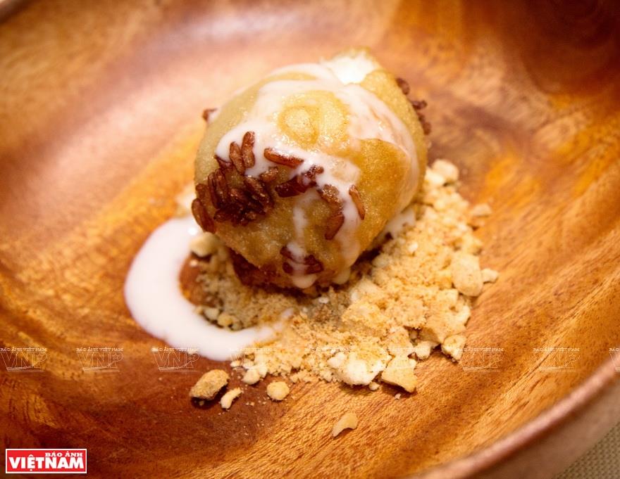 Fried sticky rice cake served with roasted cashew nuts with chilli and salt (Photo: VNA)