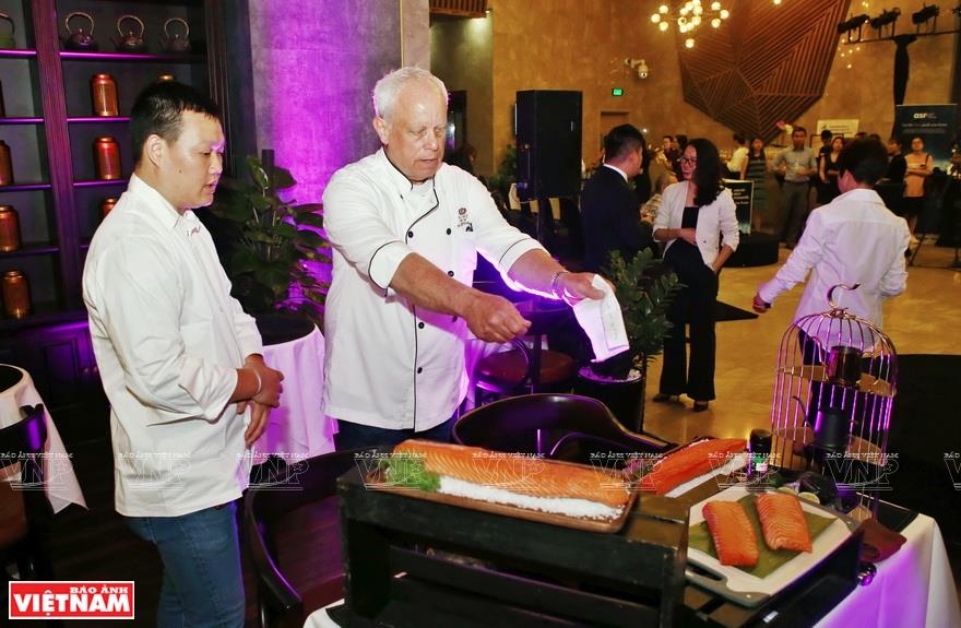 Burton-Race joins Vietnamese chef Nguyen Gia Thien (left) in preparing four dishes at a cooking show at Home Moc restaurant in Hanoi (Photo: VNA)