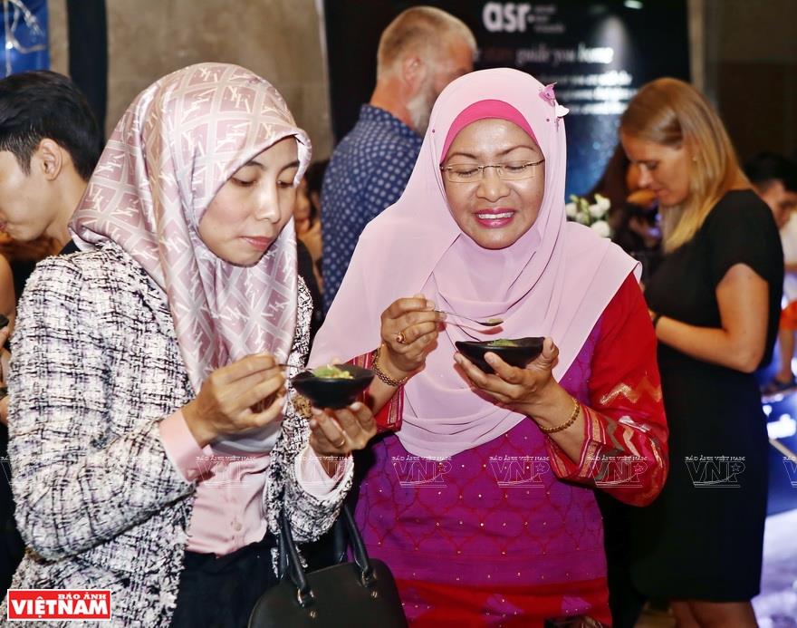 Tasting Burton-Race’s dishes (Photo: VNA)