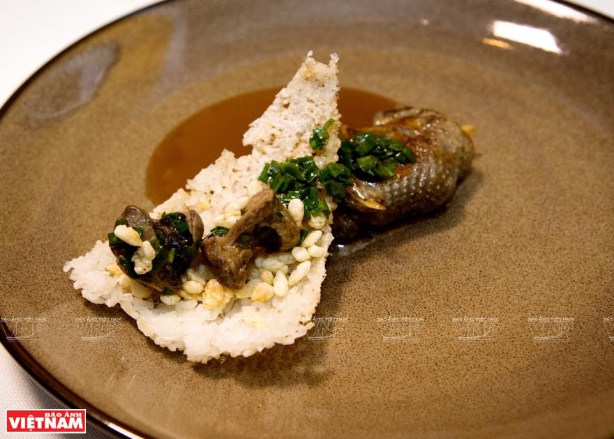 Smoked “H’Mong” chicken with green tea leaves, crispy green sticky rice and black mushrooms (Photo: VNA)