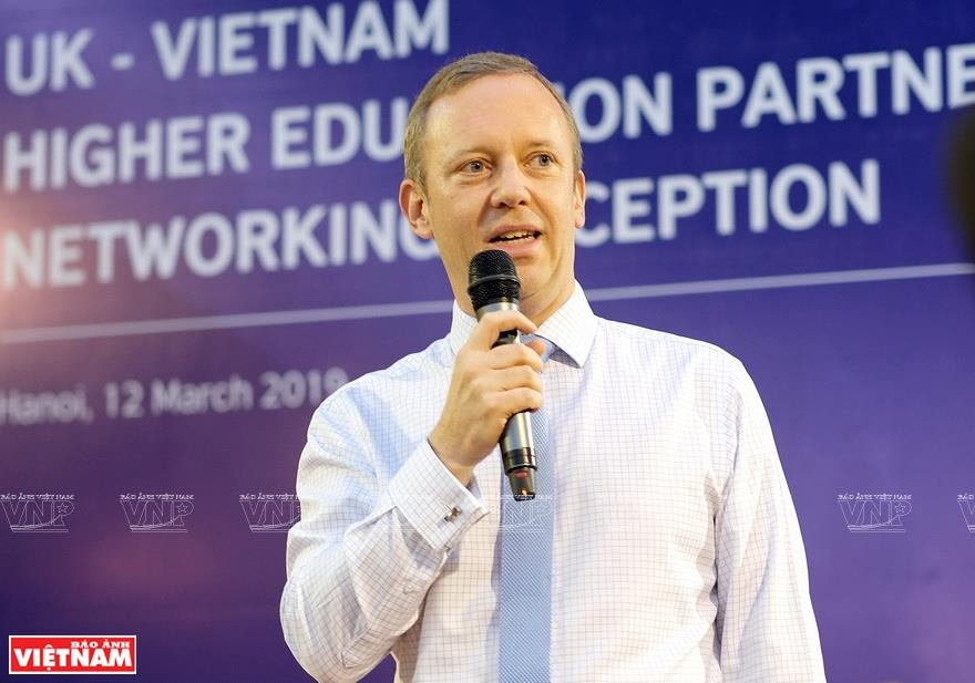 Working in many areas to boost bilateral cooperation, including education, health and culture, British Ambassador Gareth Ward has felt a deep love for Vietnam (Photo: VNA)