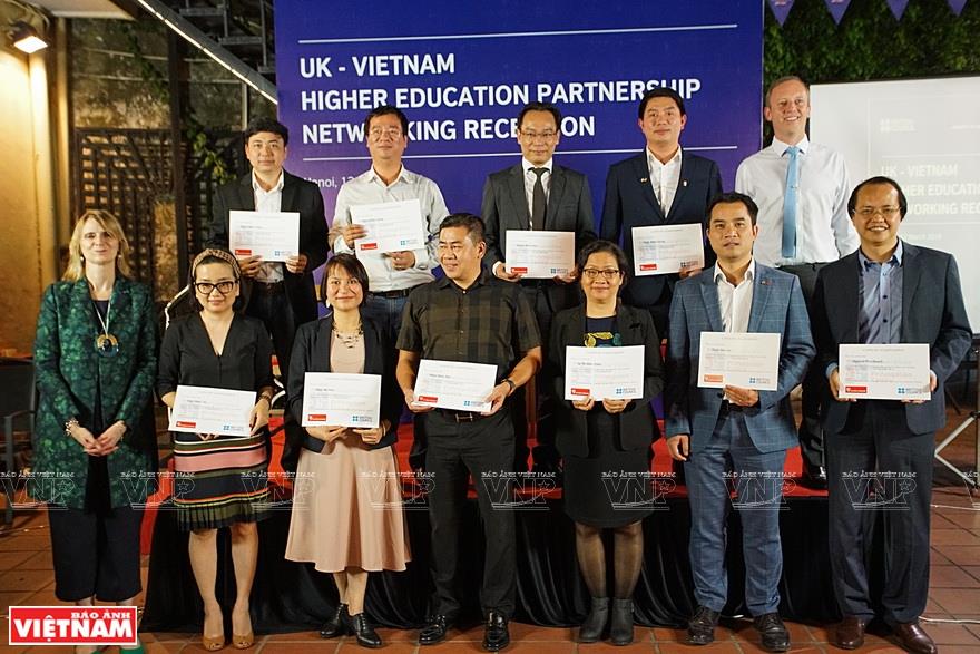 The ambassador grants certificates of merit to people with outstanding achievements at the UK-Vietnam Higher Education Partnership Networking Reception (Photo: VNA)