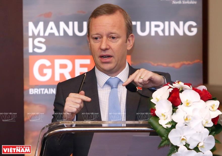 Gareth Ward’s proficiency in Vietnamese has largely helped him explore Vietnam’s culture and education. At any education forums or seminars he attends, Gareth Ward always speaks Vietnamese (Photo: VNA)