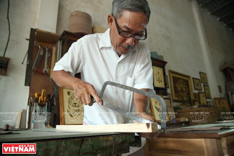 With a strong love for marquetry plus his patience and tireless efforts, Ky has finally mastered the art and become an important marquetry artist in Vietnam (Photo: VNA)
