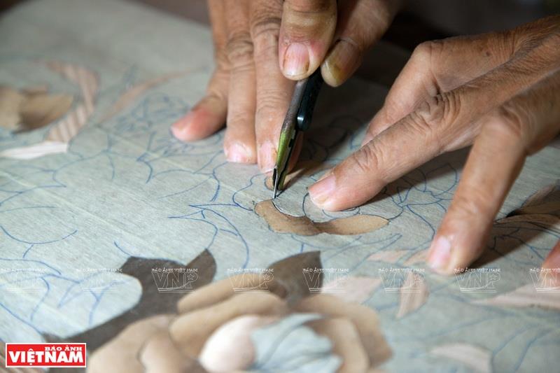 After the picture is sketched, its details are cut out with a knife (Photo: VNA)