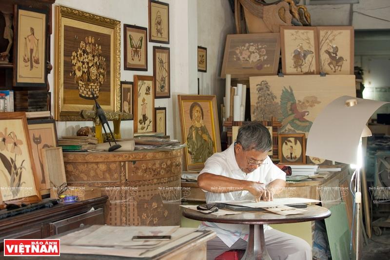 To create a marquetry picture involves many stages, including sketching the picture; selecting a suitable veneer; cutting the veneer into details of the picture and applying them to the sketch (Photo: VNA)