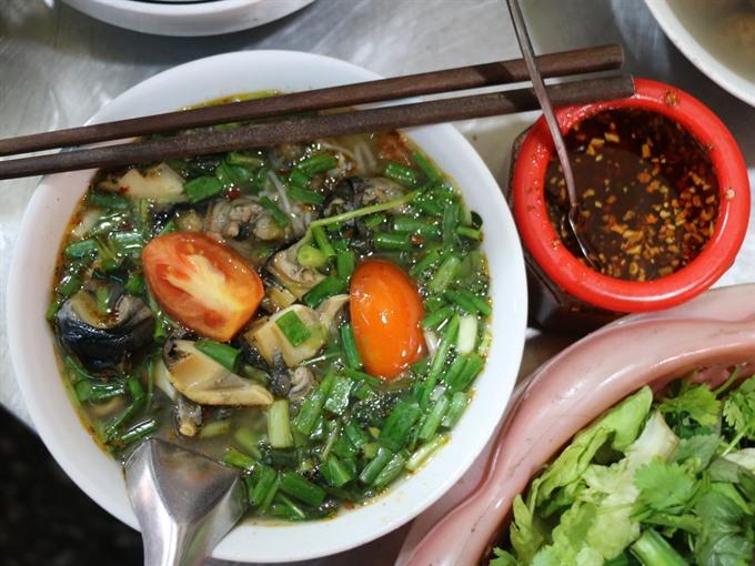 A bowl of bun oc, which has fresh vermicelli topped with snail meat, green onion and shiso, and served with chili and bean sprouts, has become a sweet memory for Hanoians who live away from their homeland (Photo: VNA)