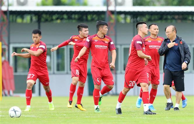Coach Park Hang-seo (right) and his players during final session before their first match of the 2022 FIFA World Cup Asian Qualifiers second round against hosts Thailand (Photo: VNA)