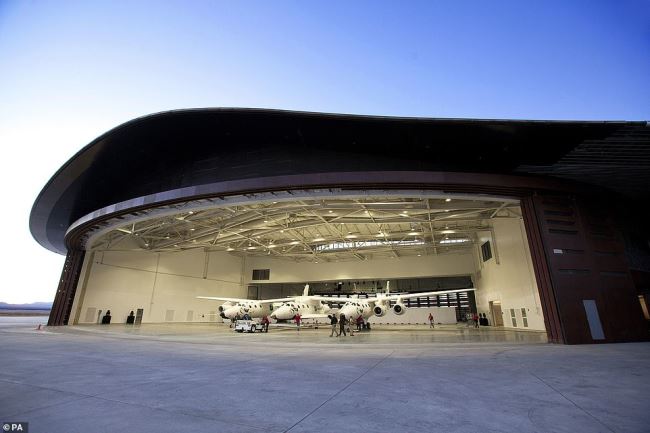 Sân bay vũ trụ tư nhân đẹp choáng ngợp của tỉ phú Richard Branson